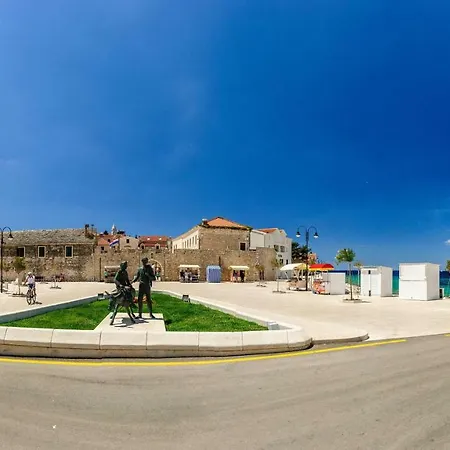 Aligator Apartment *